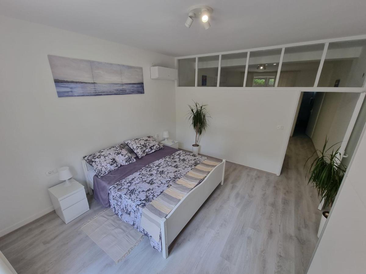 Retreat Apartments With Free Parking Πούλα Εξωτερικό φωτογραφία