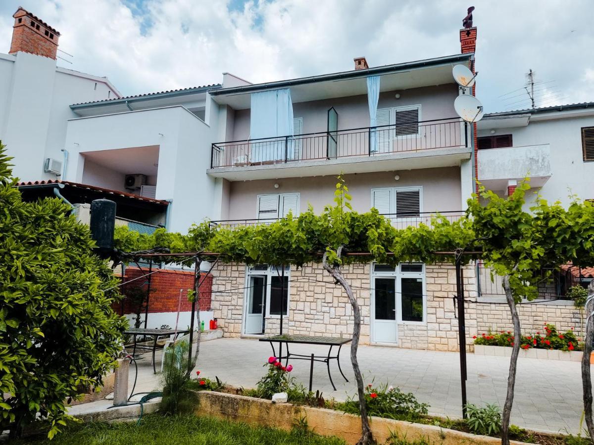 Retreat Apartments With Free Parking Πούλα Εξωτερικό φωτογραφία